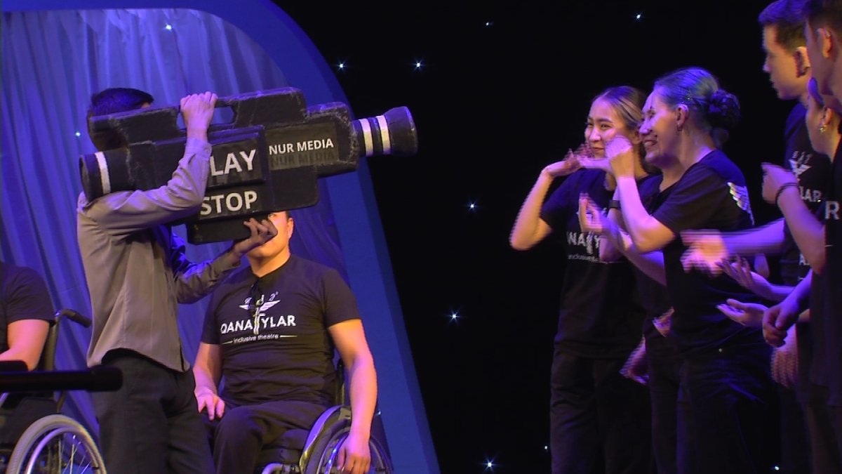 «Қанаттылар» инклюзивті театры спектакль қойды