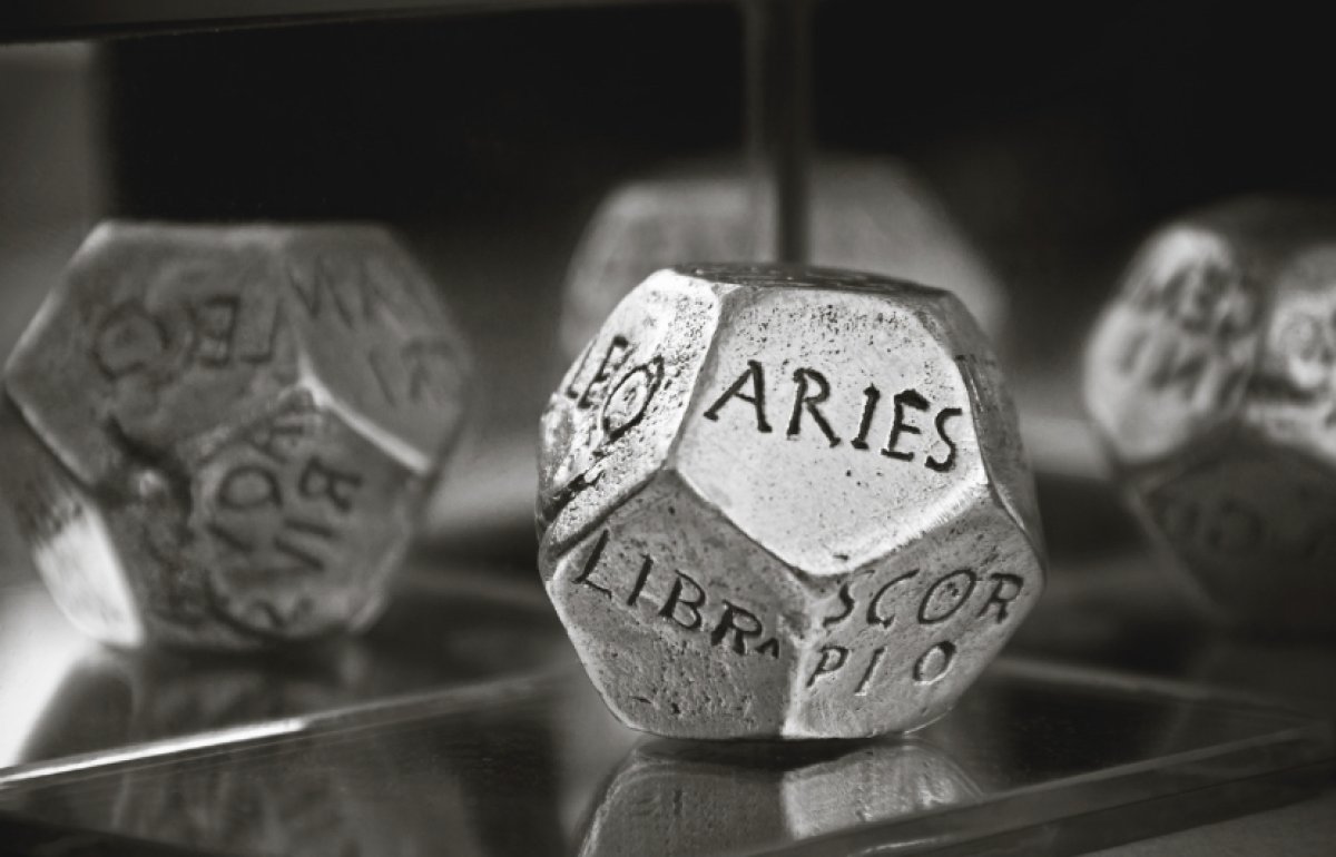 Возможности для карьерного роста открываются Стрельцам, Козерогам повезет в торговле: гороскоп на 12 октября