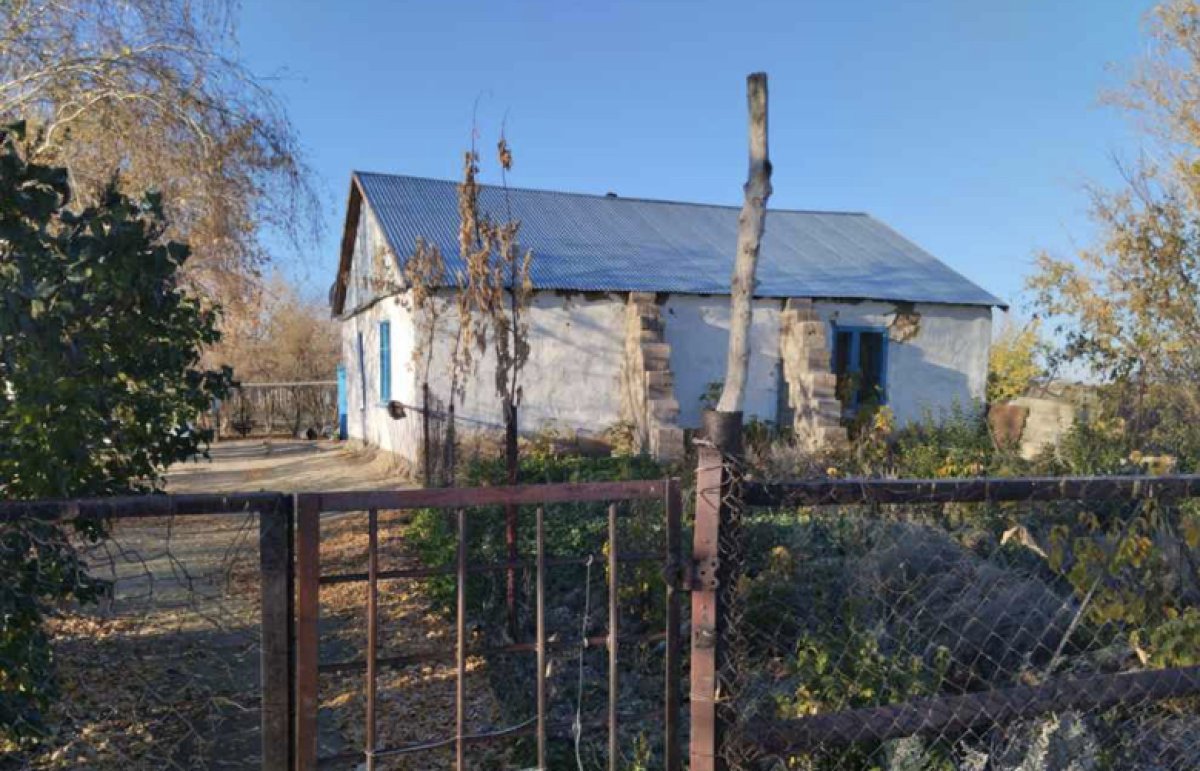 «Живем, как в каменном веке, зажигаем «керосинку»: четверть века в доме пенсионера в Костанайской области нет света