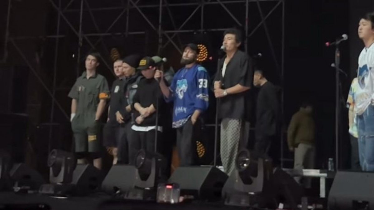 Упал на сцене: скончался мобилограф группы "Ирина Кайратовна"