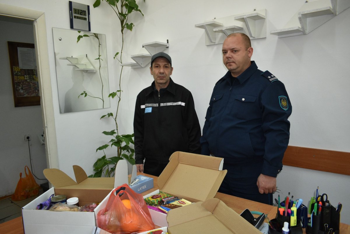 Жену убили, детей в детдом: благотворитель из колонии рассказал, почему помогает сиротам