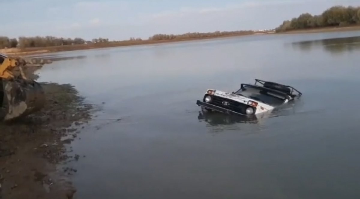 Көлік Жайық өзеніне батып, екі адам қайтыс болды