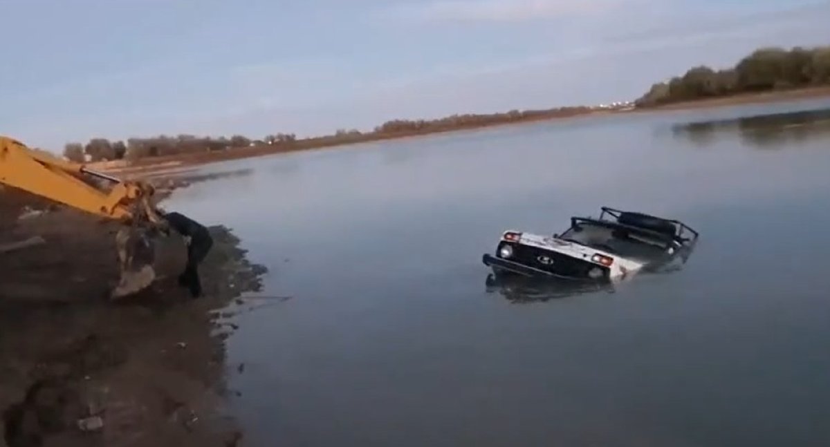 Два человека погибли в затонувшем авто в Атырауской области