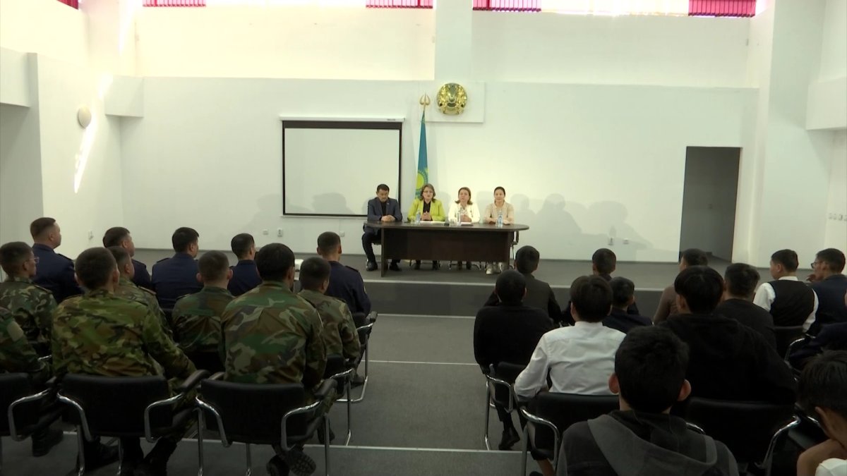 Члены партии «AMANAT» поздравили пожарных в Алматы