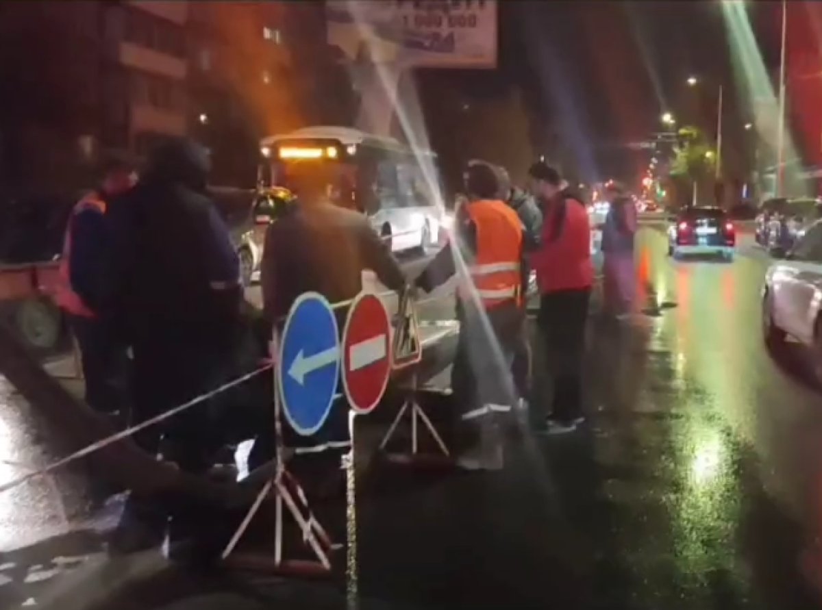 Авария в Петропавловске: нечистоты залили улицы и жилые дома