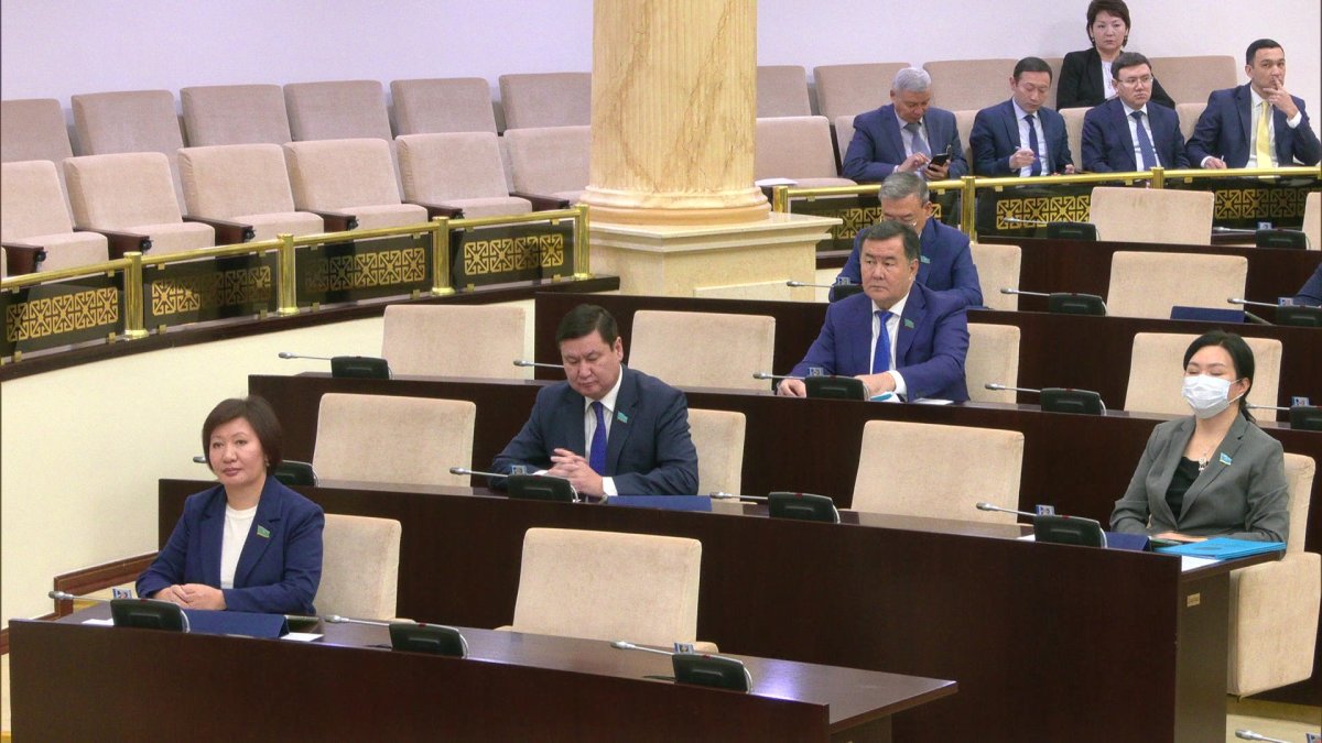 Сенатор теміржолшылардың зейнет жасын 55-ке дейін төмендетуді ұсынды