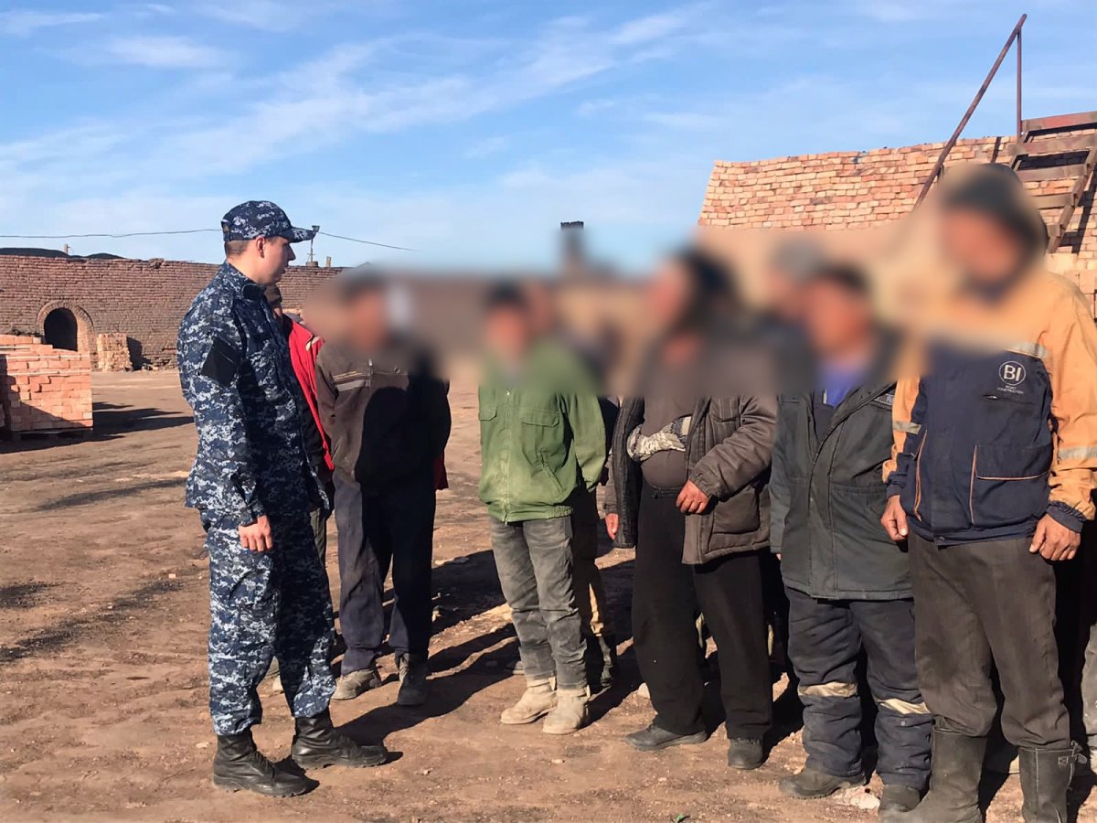 Десятки нелегалов трудились на кирпичном заводе в Акмолинской области