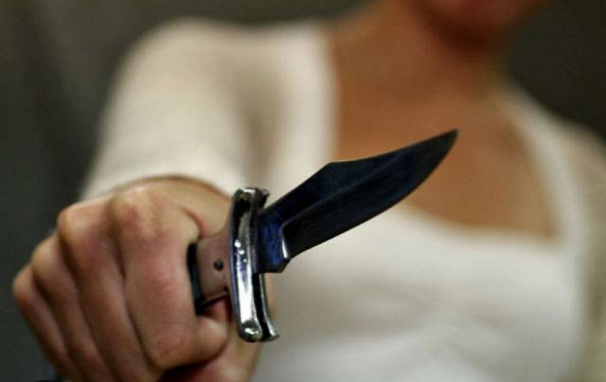 Женщина три раза пырнула ножом пьяного мужа-дебошира: он выжил и взял вину на себя