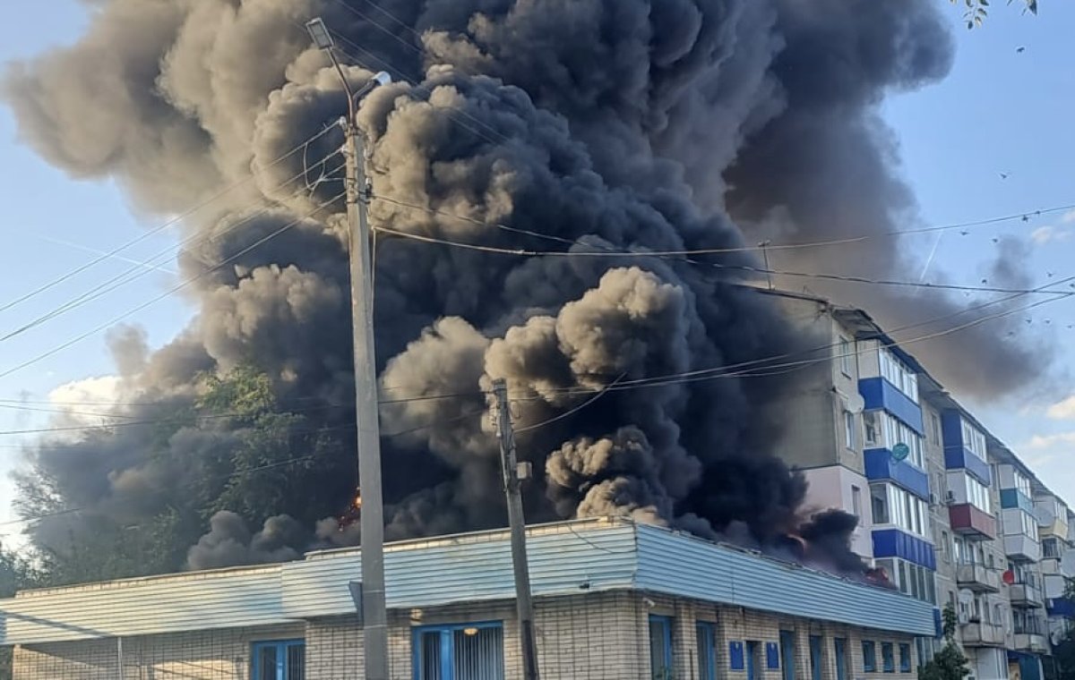 Пожар в школе искусств Уральска поднял на ноги всех спасателей города