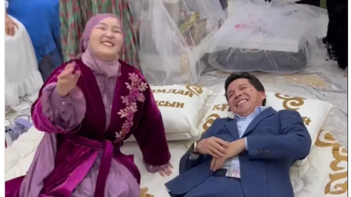 Жұрт әнші Абай Бегей мен әйелінің құдалықтағы әрекетін сынға алды
