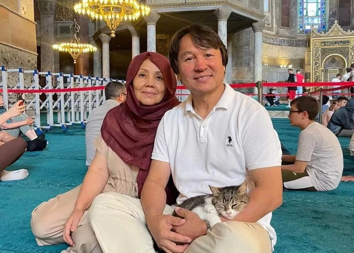 Пикап суретшісі бірінші адам порносында Иринаны азғырып, трахает етеді.