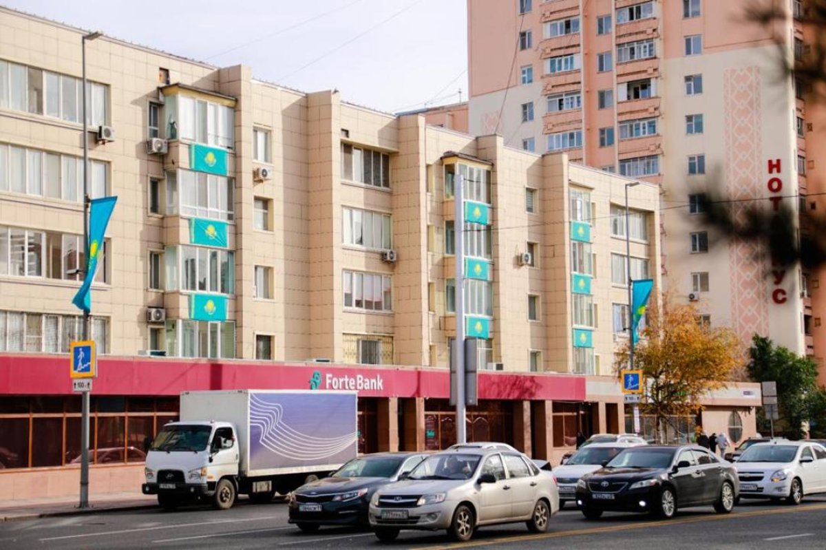 Свыше 1000 государственных флагов вывесили астанчане ко Дню Республики