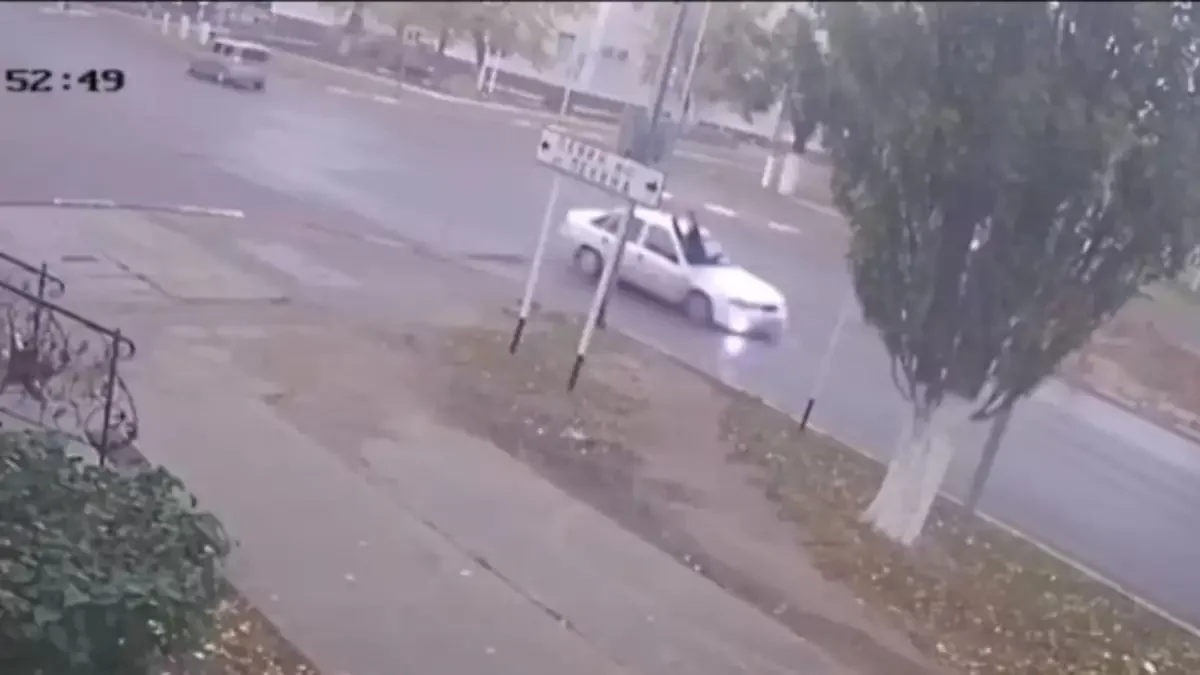 Балалар арасында көлік жолына жүгіріп шығатын жаңа ойын пайда болды – фейк