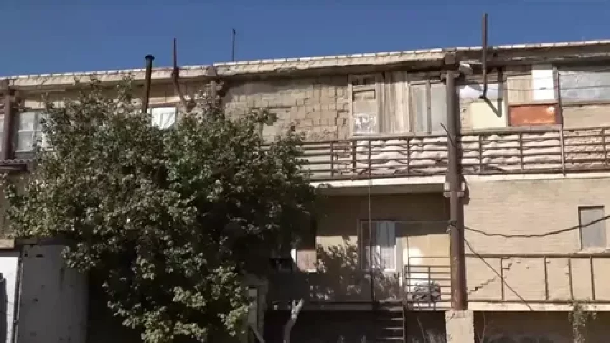 "Кіріп-шыққан сайын қорқып отырасың". Маңғыстау облысында ауыл тұрғындары апатты үйде тұрып жатыр