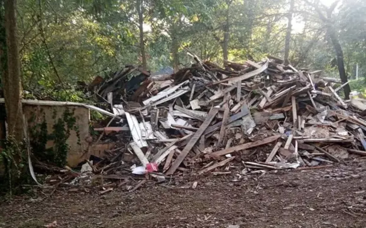 Жұмысшылар америкалық әйелдің үйін қателесіп сүріп тастаған