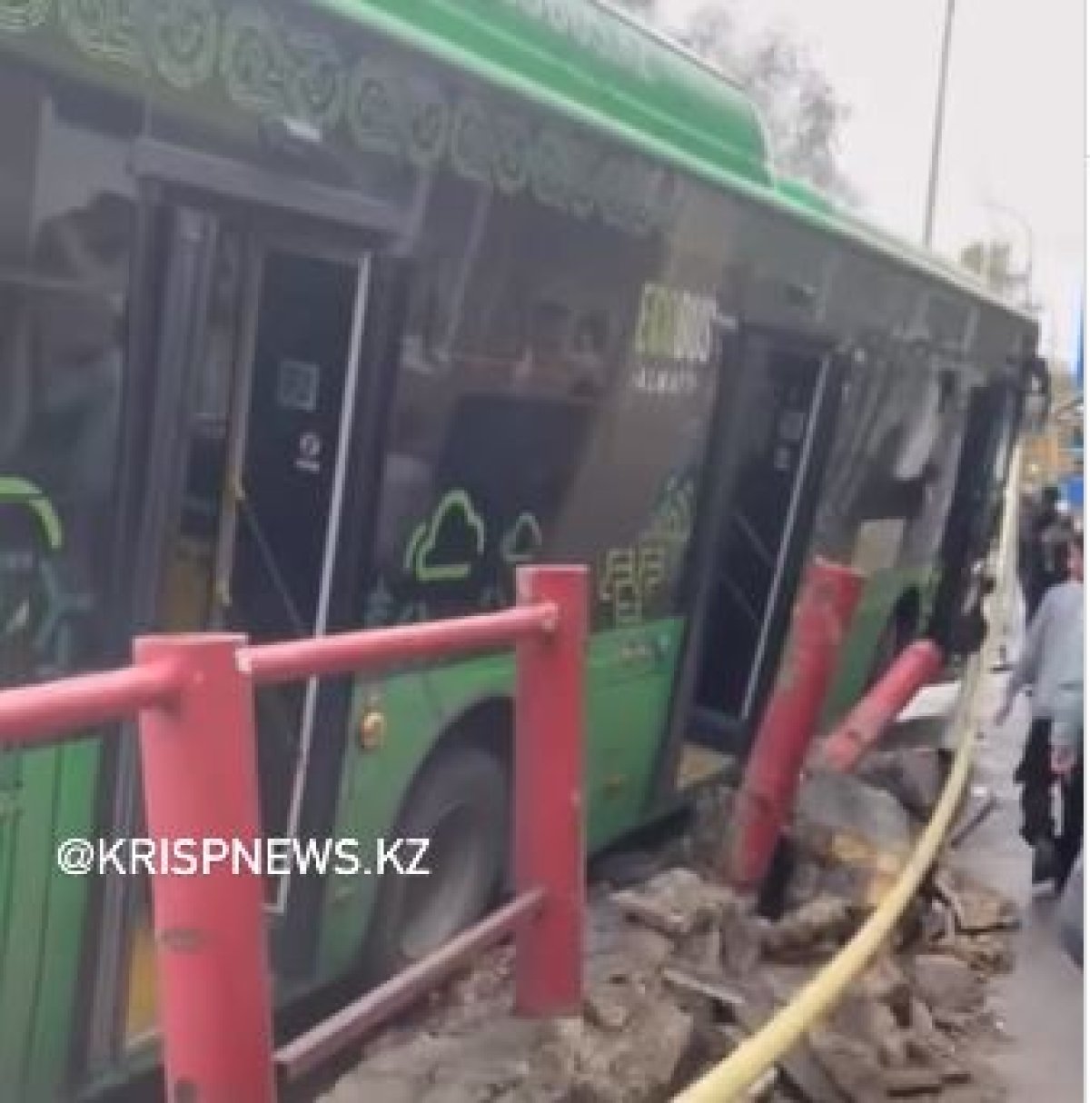 Автобус снес газовую трубу, светофор и наехал на пешехода в Алматы