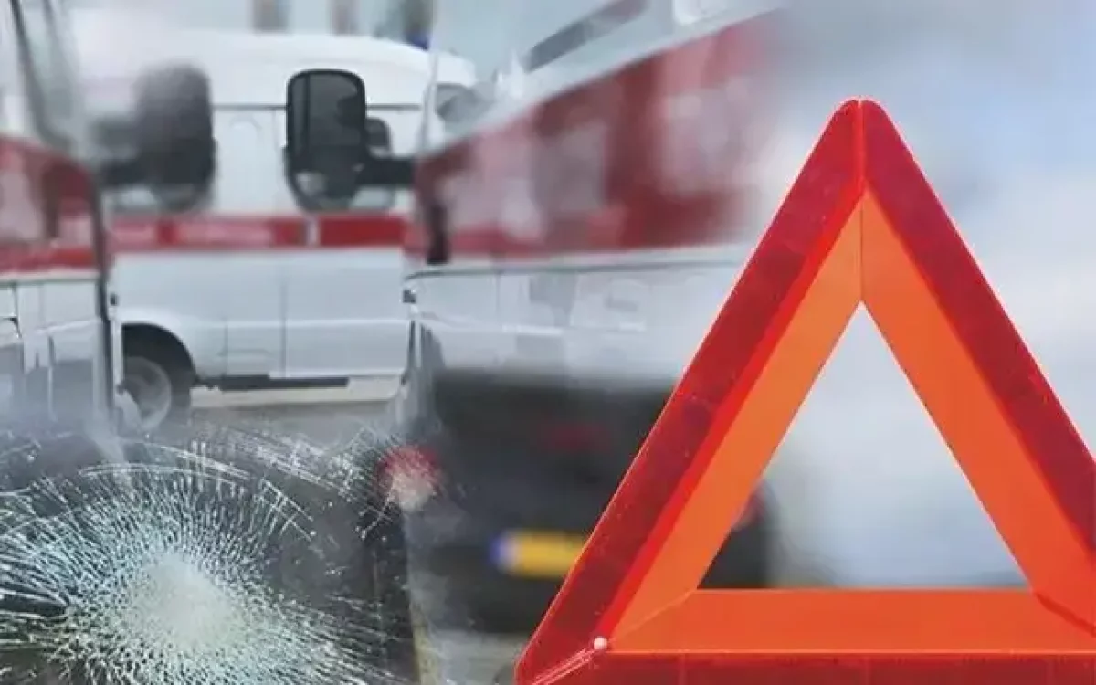 Алматыда автобус газ құбыры мен бағдаршамға соғылып, жаяу жүргіншіні қағып кетті