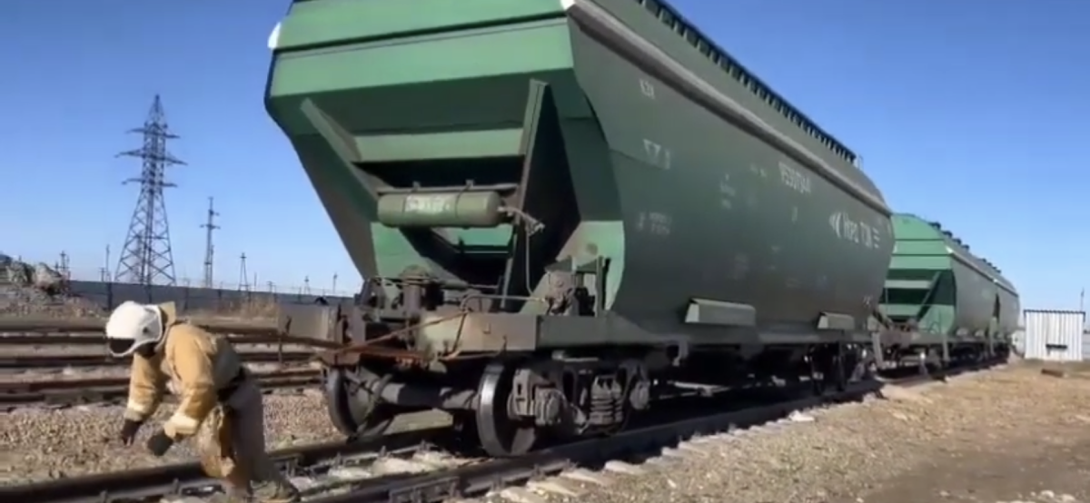 Подвиг в честь праздника: североказахстанский огнеборец протащил на себе 23-тонный вагон