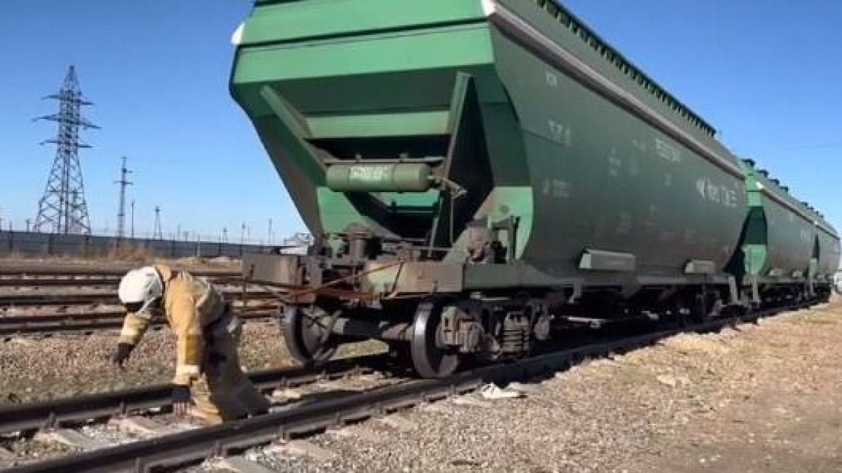 СҚО-да өрт сөндіруші 23 тонналық вагонды қолымен сүйреді