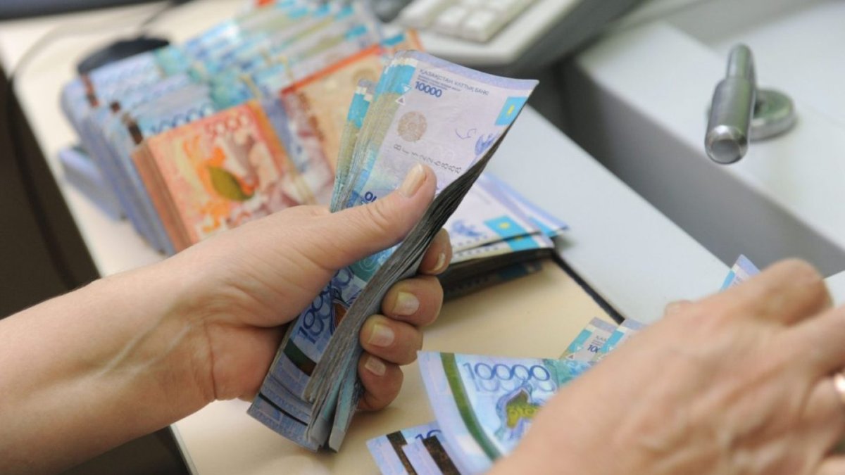 Размеры зарплат казахстанцев озвучили в Бюро нацстатистики
