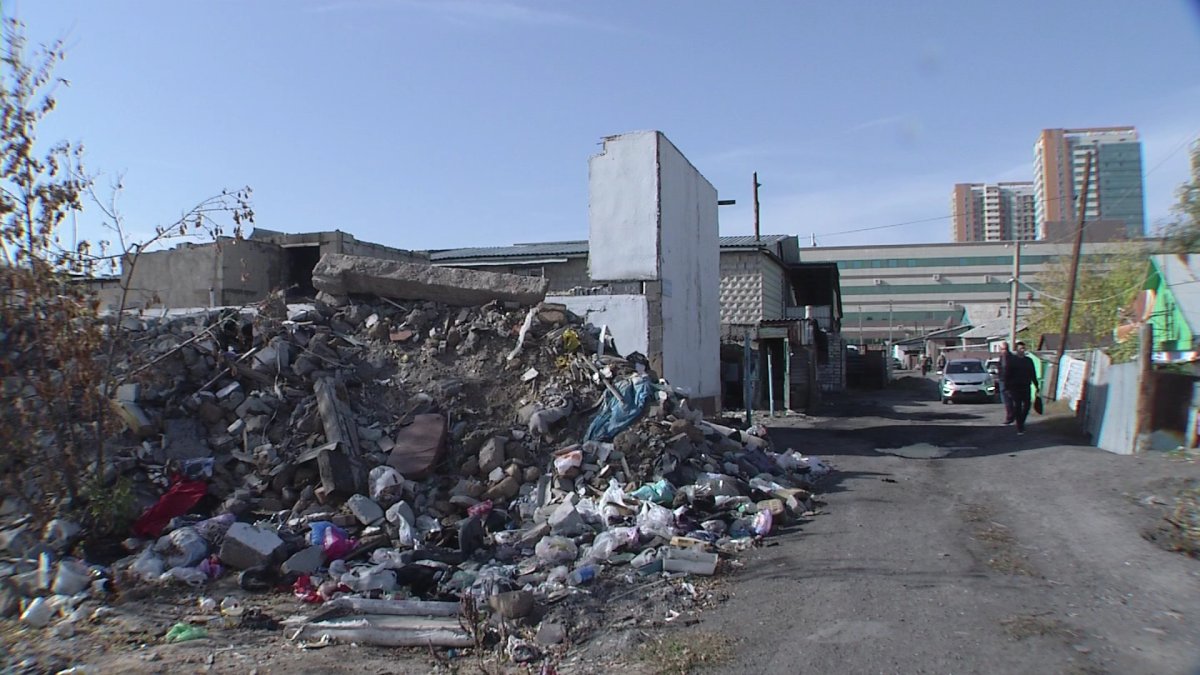 Астананың қақ ортасындағы көше қоқыс тастайтын полигонға айналған