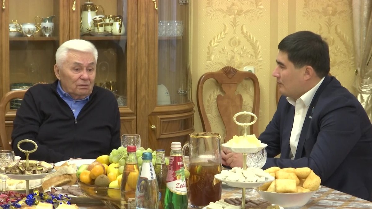 Члены партии «AMANAT» поздравили ветерана труда в Шымкенте