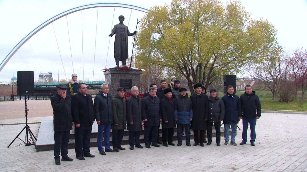 Памятник Юнусу Эмре торжественно отрыли в Астане