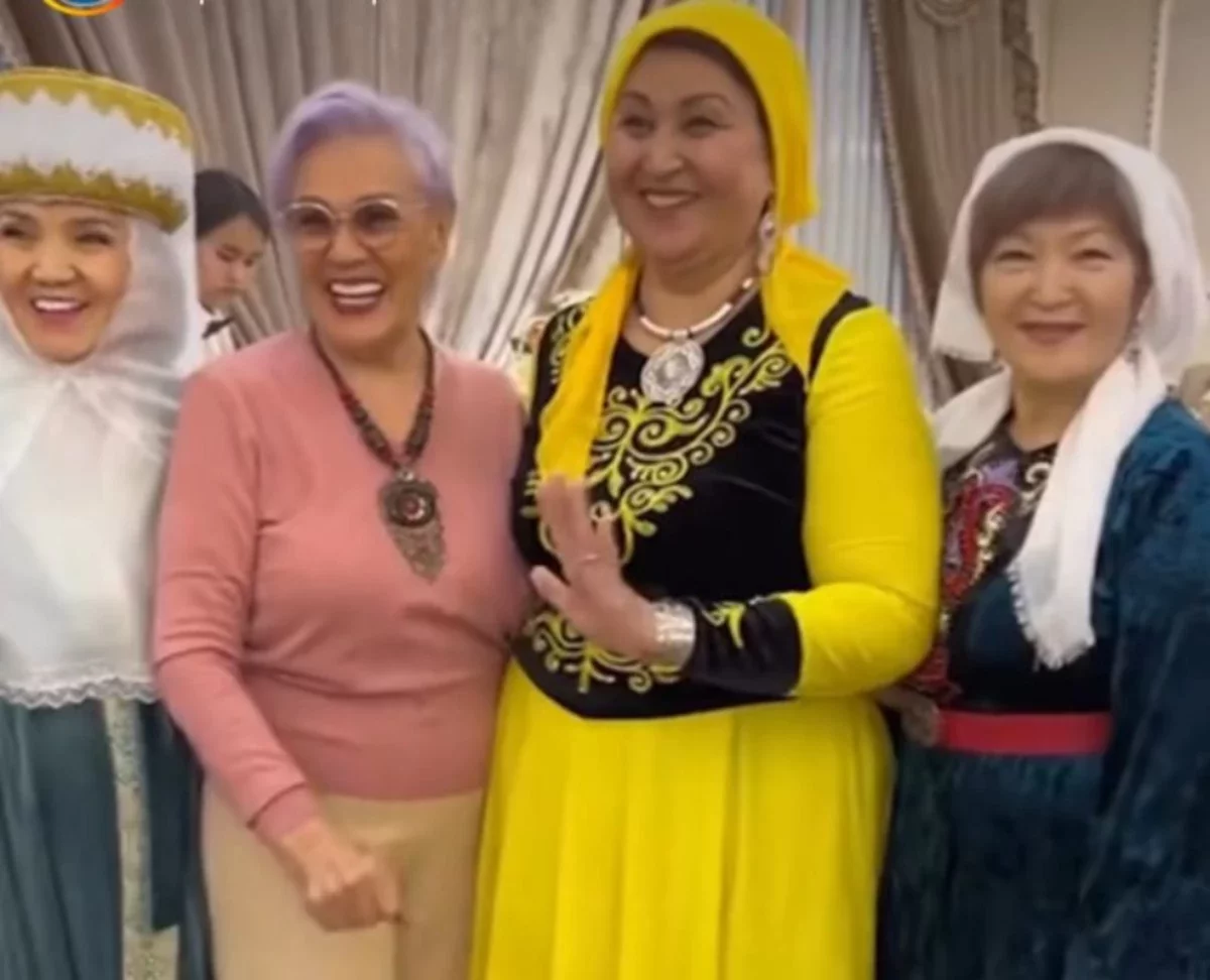 78 жасында тұрмысқа шыққан әженің тойы желіні жарды