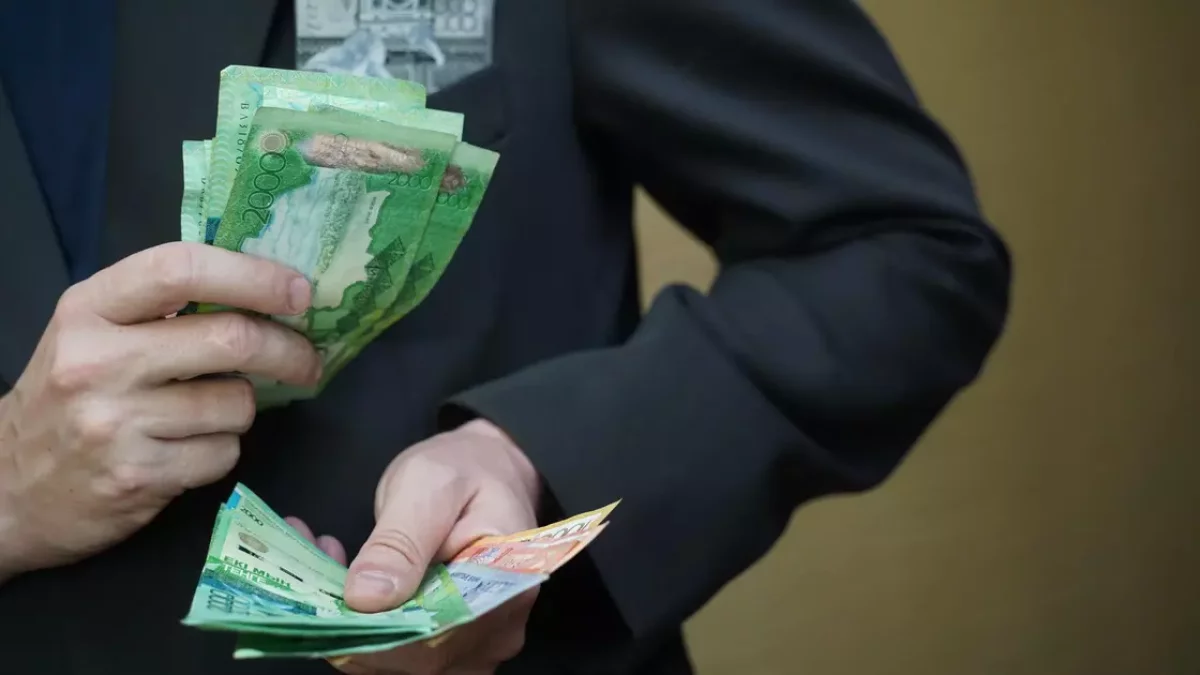 Қазақстанда қай жастағы азаматтар ең жоғары жалақы алатыны анықталды