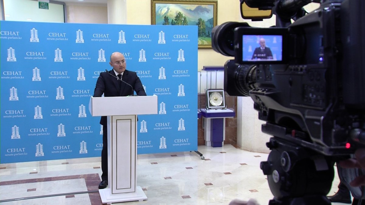 Глава миннацэкономики продемонстрировал свой костюм за 90 тысяч тенге