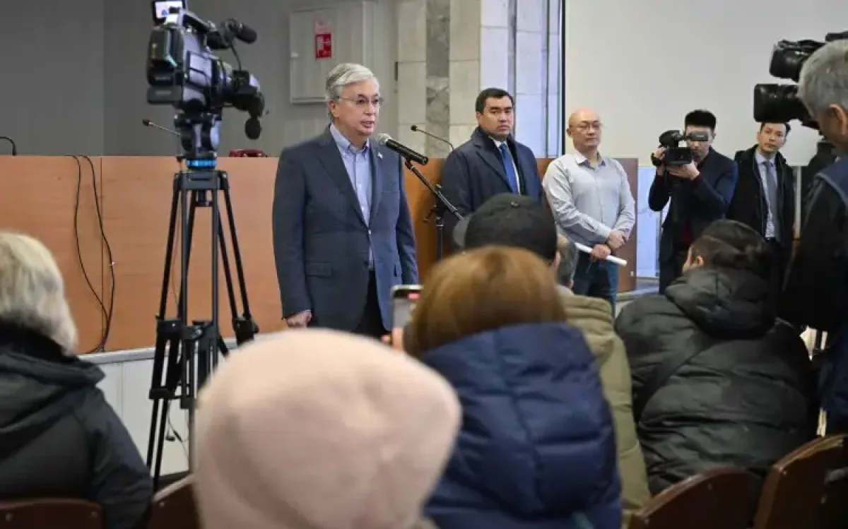 Қасым-Жомарт Тоқаев қайғылы оқиға салдарынан қаза тапқан кеншілердің отбасыларымен және туған-туыстарымен кездесіп, көңіл айтты