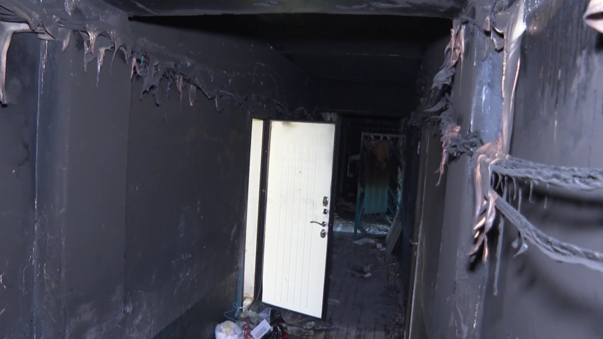 Таразда тұрғын үйде өрт шығып, 1 адам қаза тапты, өрт сөндірушінің денесін күйік шалды