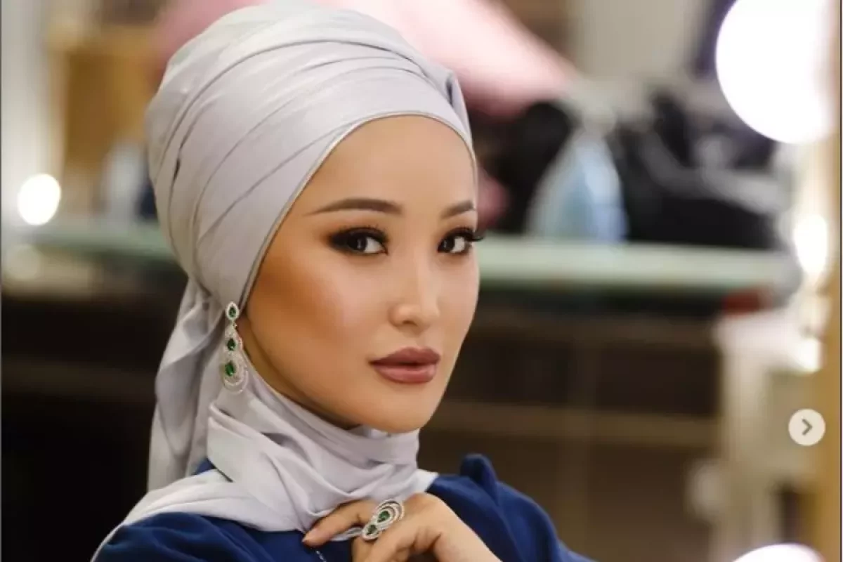 "Құлағымды екі қабат орамал жауып тұрады". Мөлдір Әуелбекова сахнадағы ыңғайсыз жағдайды түсіндірді