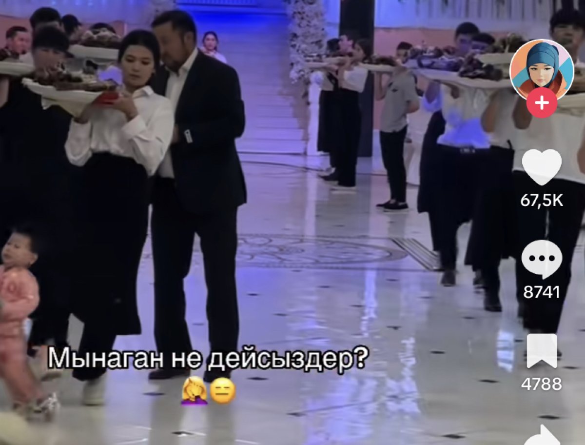 Поведение официантки на тое обсуждает Казнет