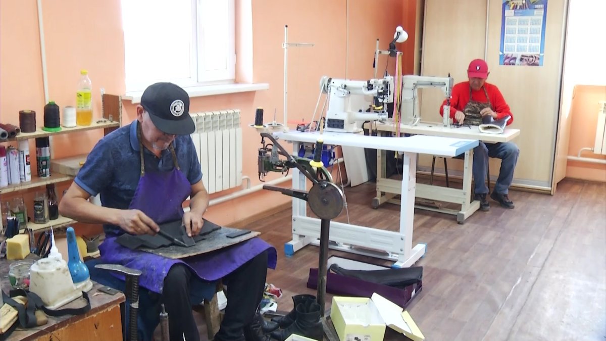 Жетісу облысында ерекше аяқ-киім тігетін цех бар