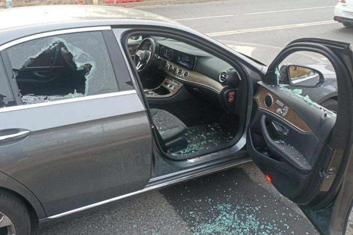 Расстреляли на светофоре иномарку: дерзкое ограбление попало на видео