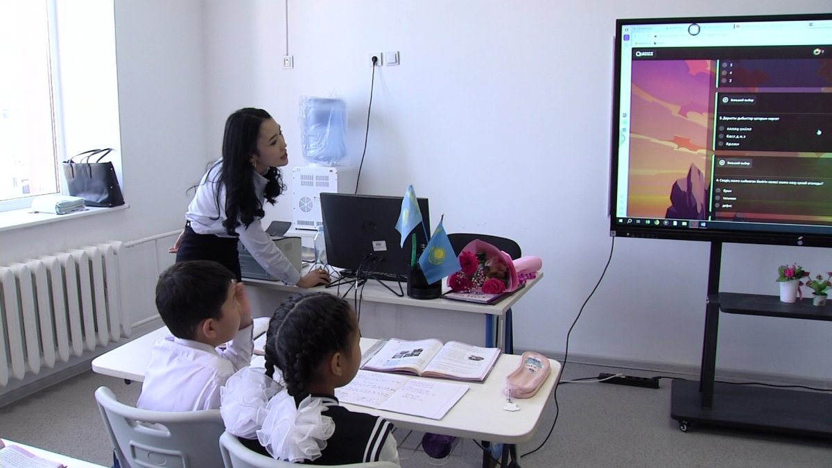 "Телефонға телмірген жас ұрпаққа ескірген дүние азық болмайтынын түсіндім", - мұғалім