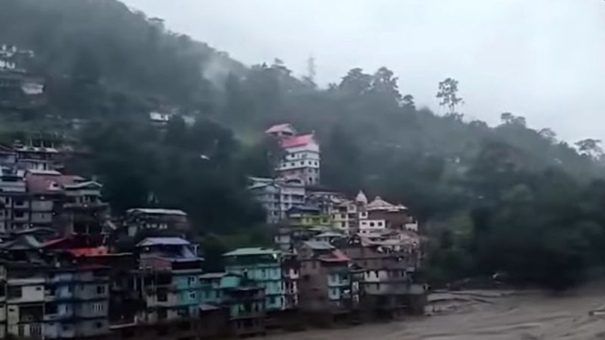 Үндістанда алапат су тасқыны болып, 14 адам қаза тапты, тағы 100-ден астам адам іздестіріліп жатыр