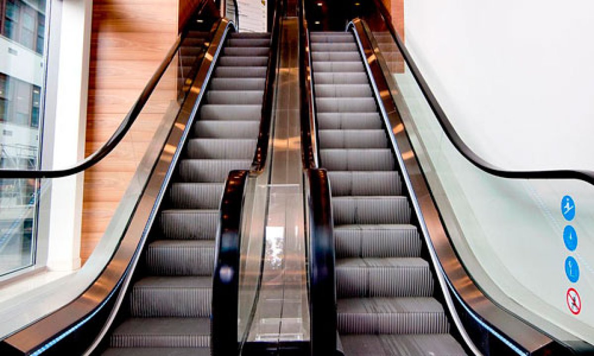 Трехлетнему ребенку прищемило руку на эскалаторе в торговом центре Караганды