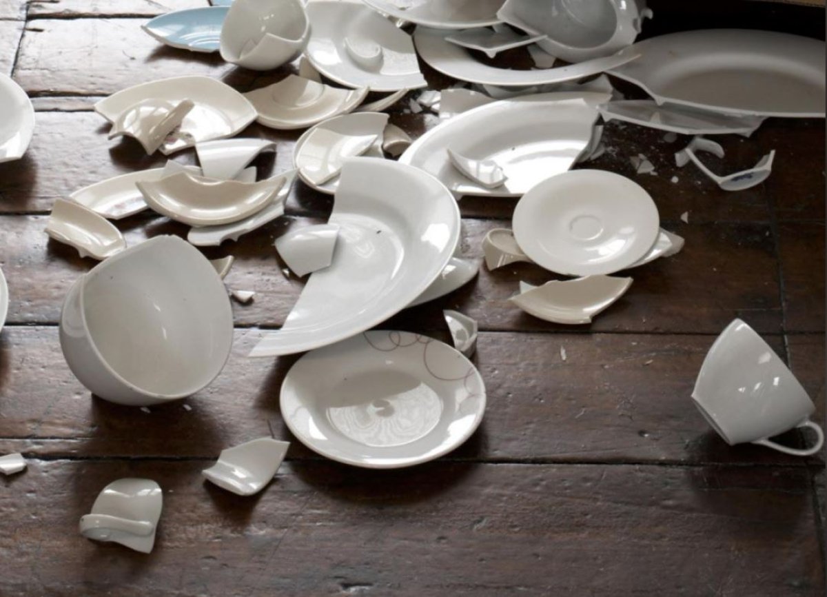 "Бил посуду, ломал стулья и столы": пьяный астанчанин разгромил ночью кафе