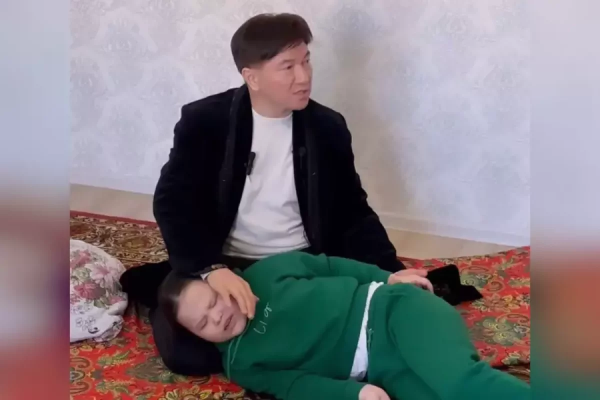 "Бәрімізді жылатты". Сәкен Майғазиев "Харекет" қорымен бірге екі көзі көрмейтін талантты бүлдіршінге пәтер сыйлады