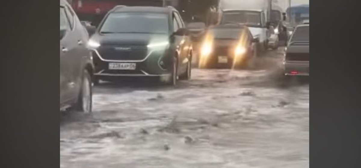 Улицы Атырау затопило после дождя