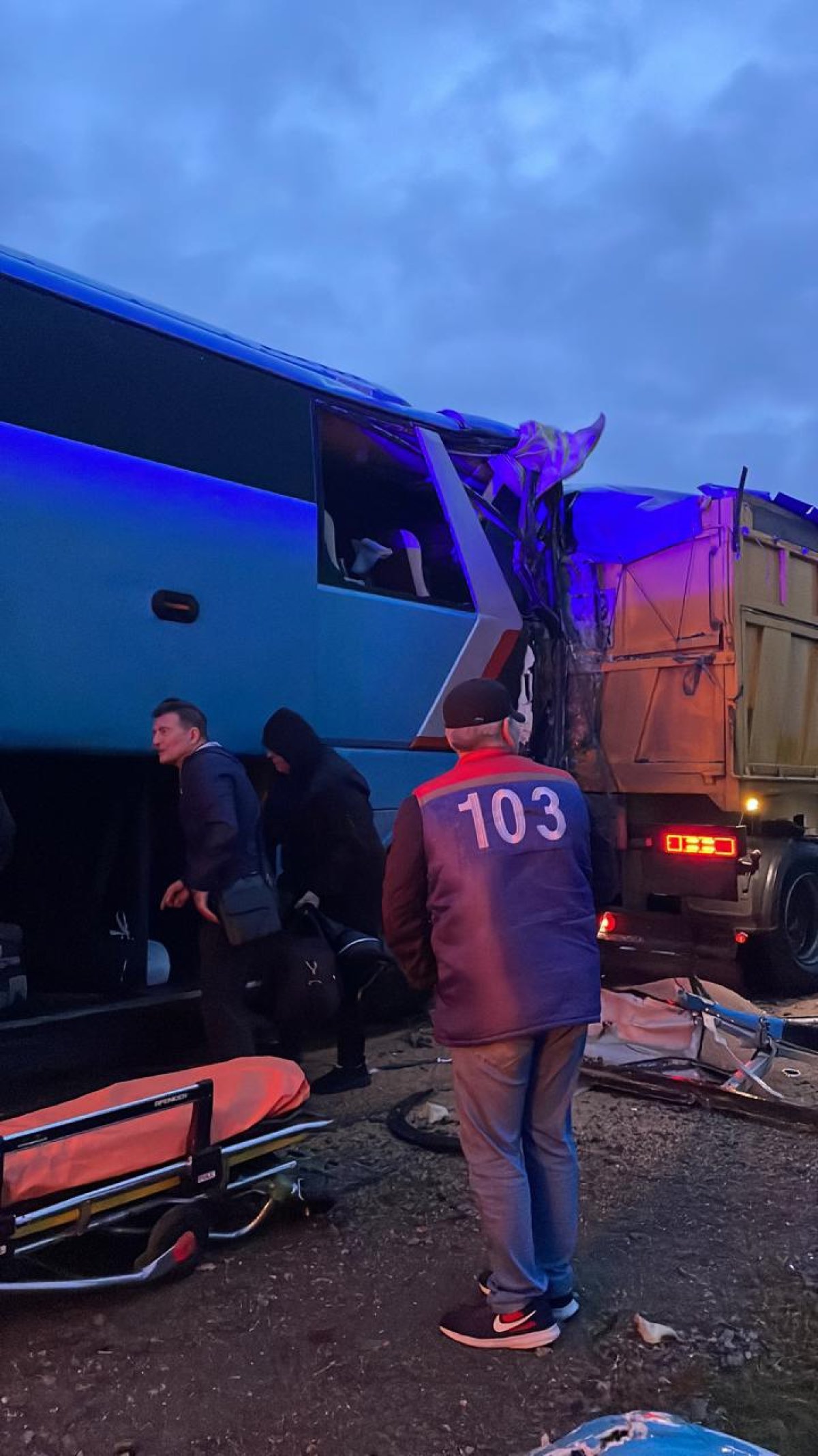 Автобус и большегруз столкнулись на трассе в Костанайской области