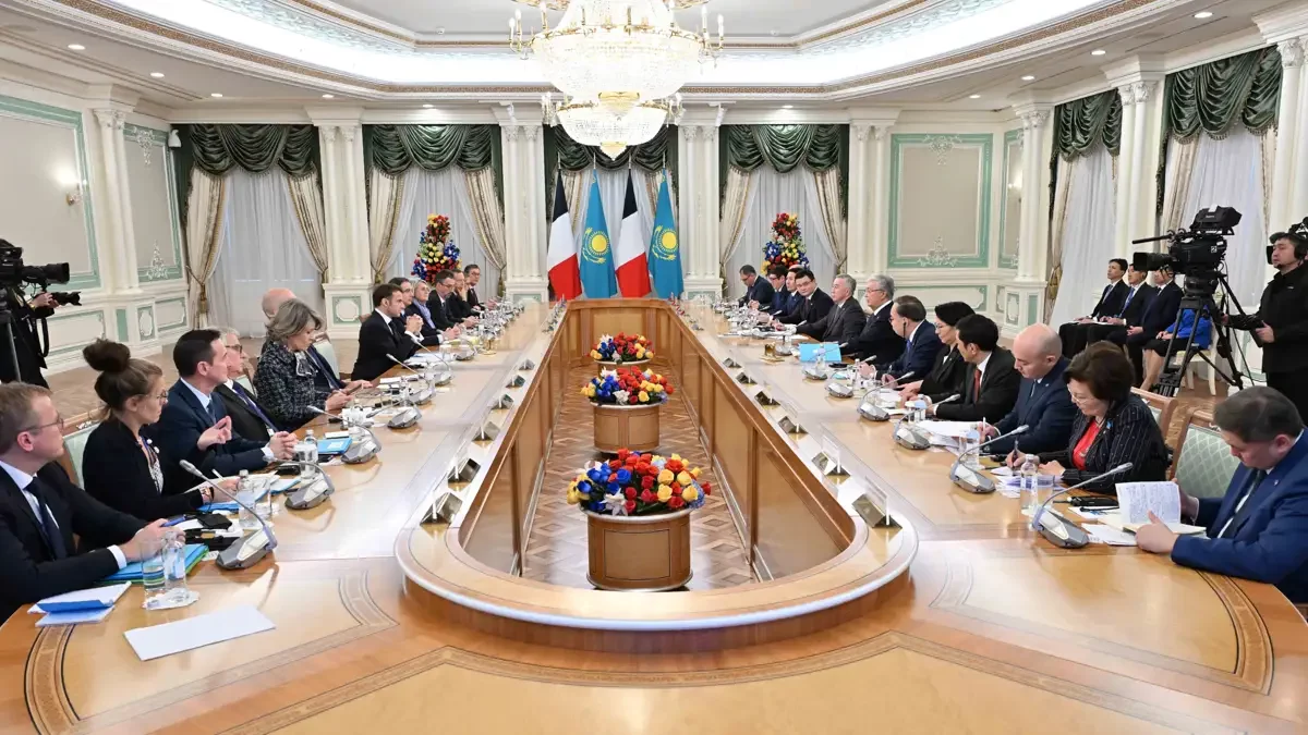 Қасым-Жомарт Тоқаев пен Эмманюэль Макрон кеңейтілген құрамда келіссөз жүргізді