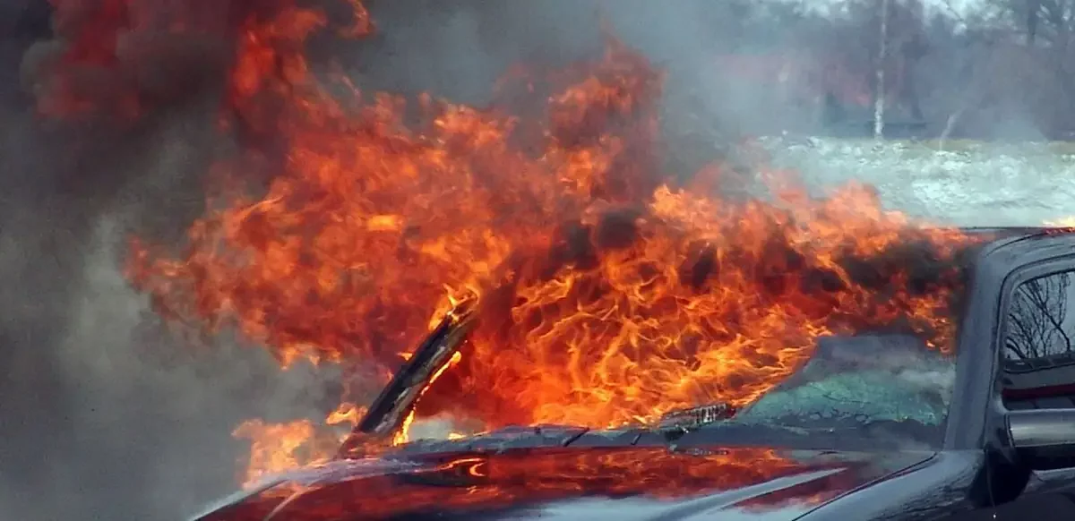 Алматыда су таситын көлік жүргізушісі өртеніп жатқан көлікті сөндіріп, жарылыстың алдын алды