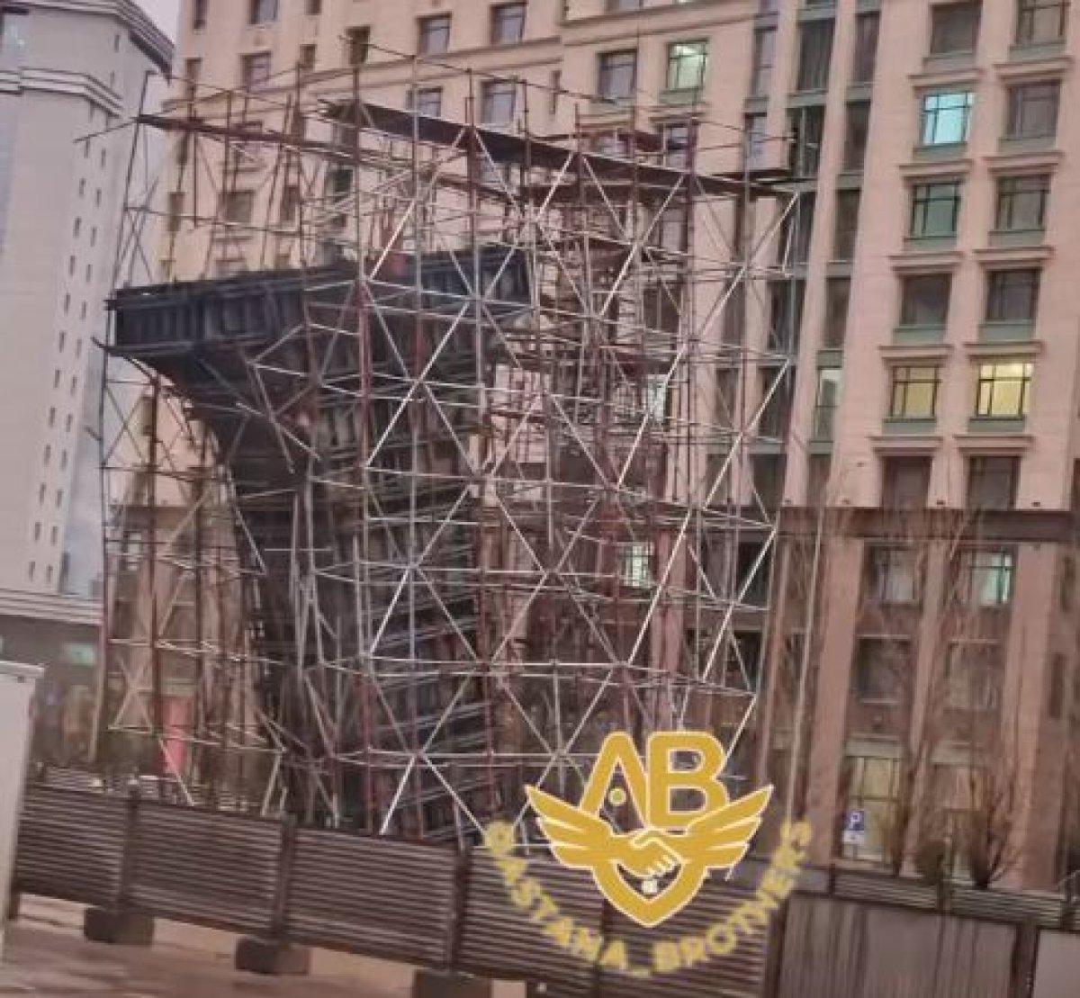 "Выдавило опалубку": в акимате Астаны рассказали почему накренилась опора ЛРТ