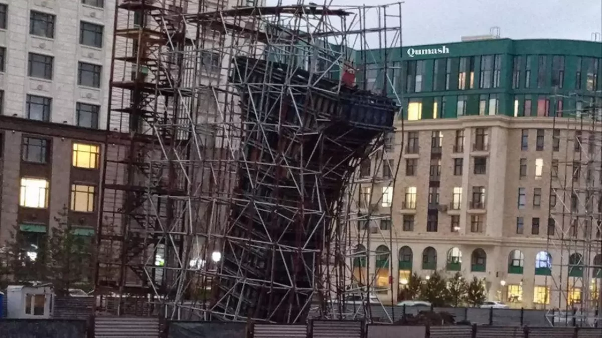 Астанада LRT тіректерінің бірі қисайып қалған