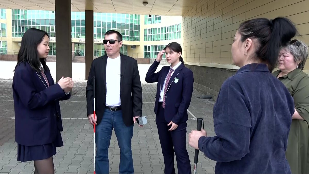 Қызылжарда мектеп оқушылары зағип жандарға арналған гаджет-білезік ойлап тапты