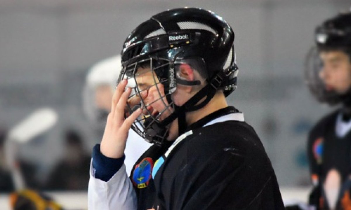 Қазақстандық хоккей жаттықтырушысы балаларды ұрып, ақша бопсалаған