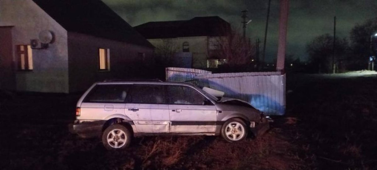Пьяные иностранцы угнали авто и врезались в забор в Уральске